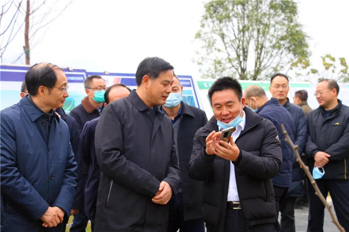 董事长吕方武(右一)陪同视察项目现场实景