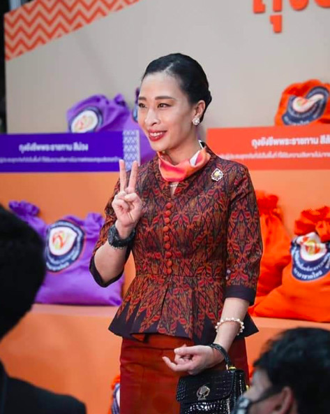 原创泰国长公主土味穿搭辣眼勒出水桶腰不自知比耶拍照只会卖萌