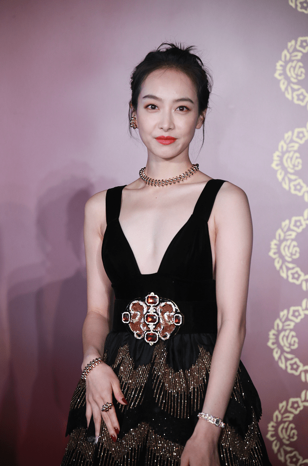 孔雀翎排行_《孔雀翎》播出10年,男主过气,女主退圈,小女配逆袭成当红小花