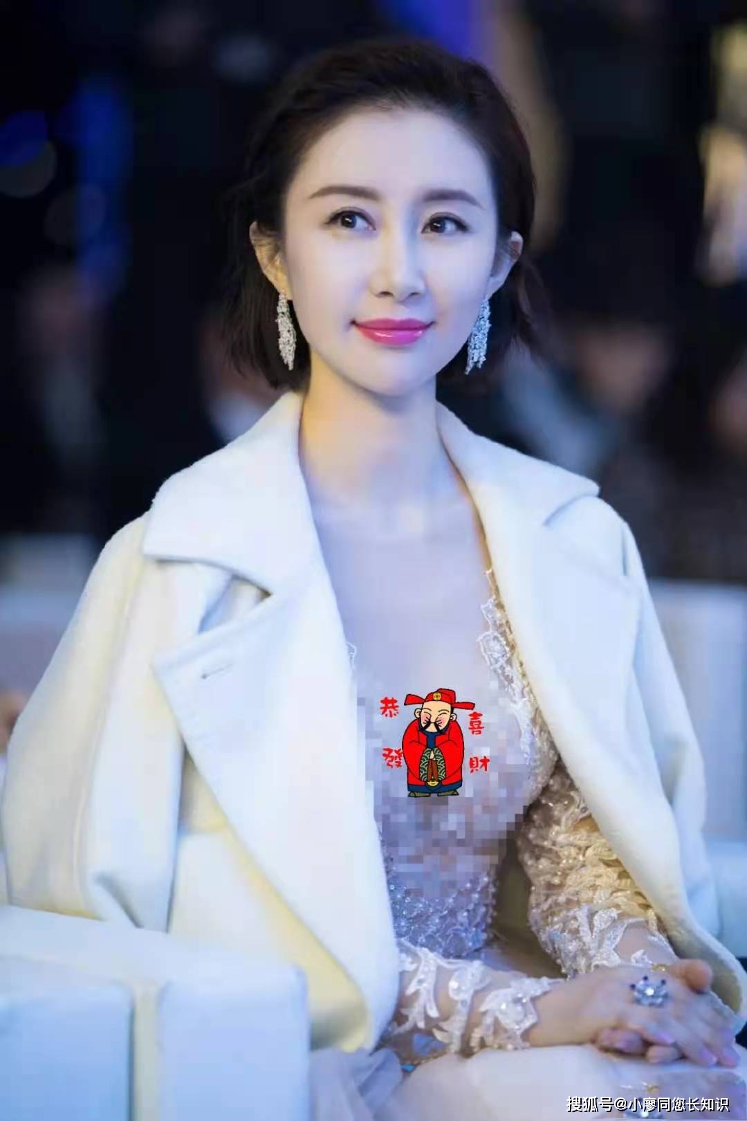 舒畅身穿白色透视裙,个性优雅