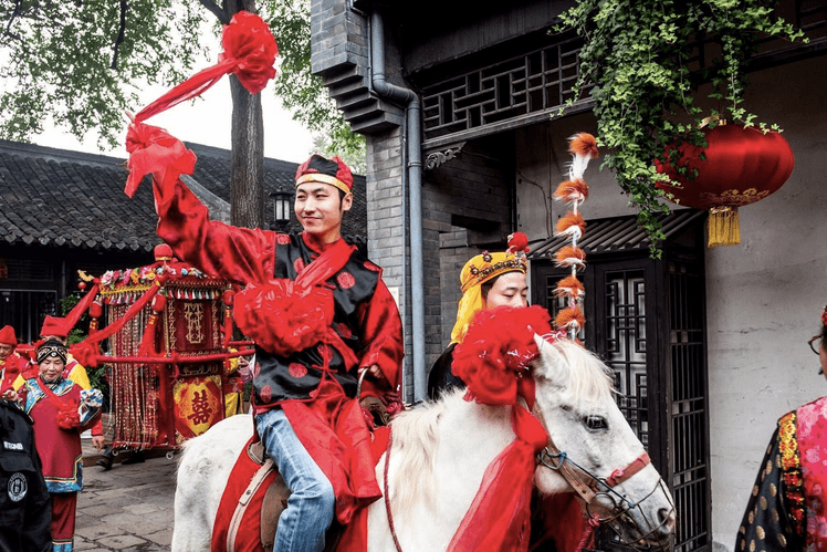 新娘坐花轿,也有一些地区是新郎和新娘一块骑马