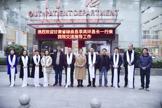 在长沙市妇幼保健院门诊前坪,甘肃省甘南州碌曲县人民政府副县长李英