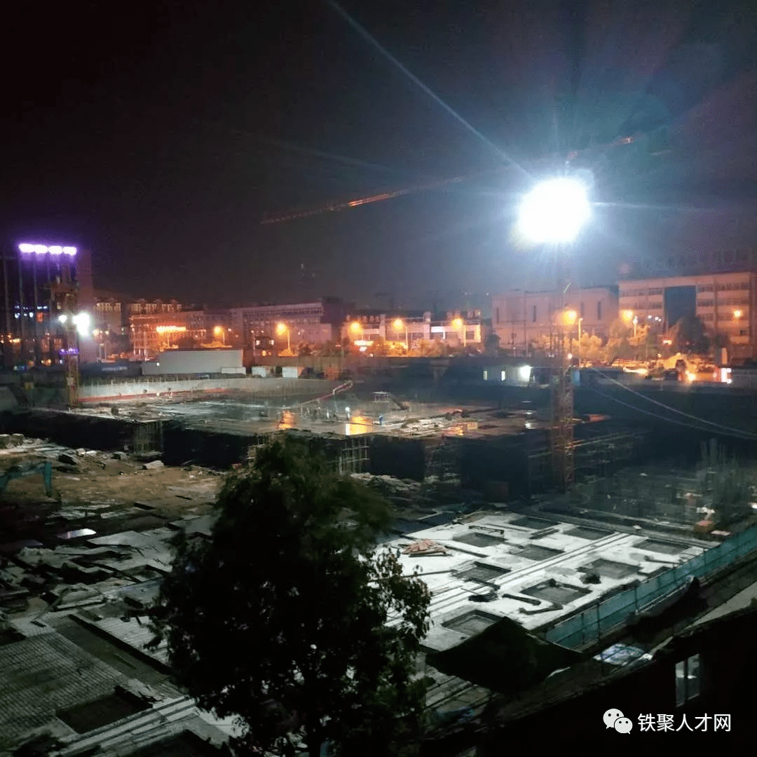 他所在的工地夜間打混凝土泵友投稿