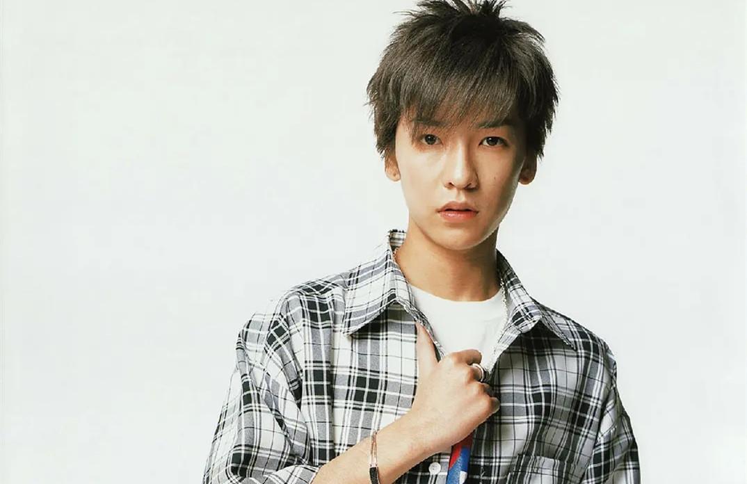 34岁知名歌手橘庆太又当爹爱妻生第3胎晒一家合照