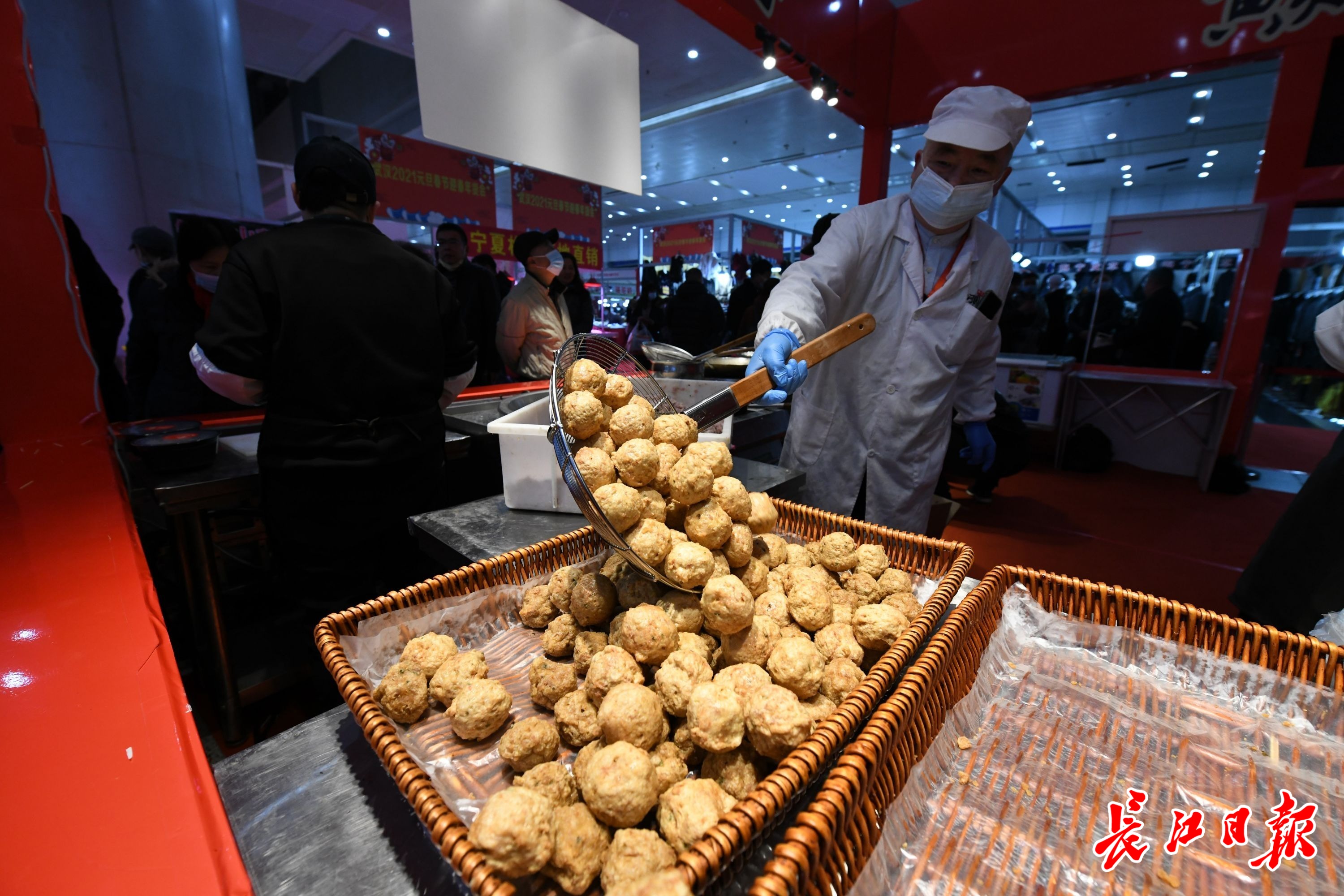 12月11日,食博会二期在武汉国际会展中心举办,吸引了众多市民前来淘货