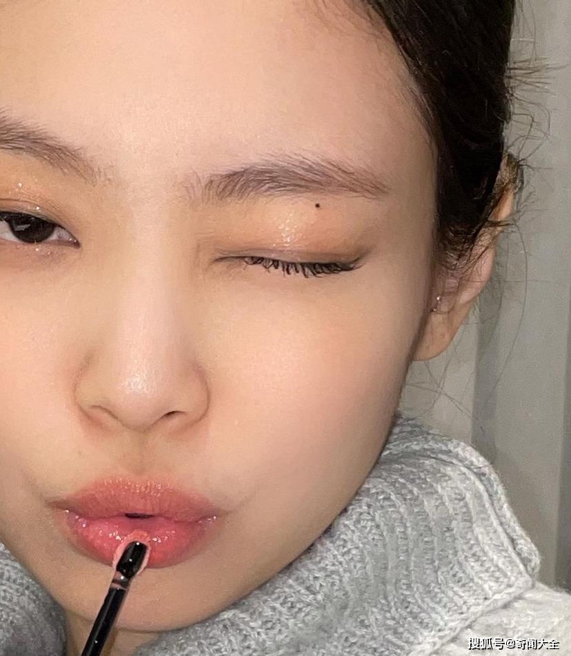 粉墨成员jennie新晒照可爱嘟嘴做wink表情冬日女友视角太好看