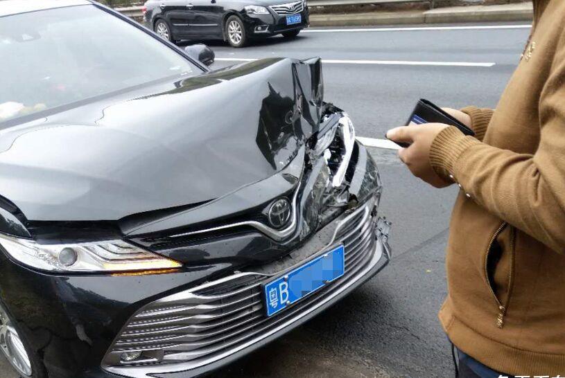 奇瑞星途txl高速被丰田凯美瑞追尾网友多个字果然更强悍