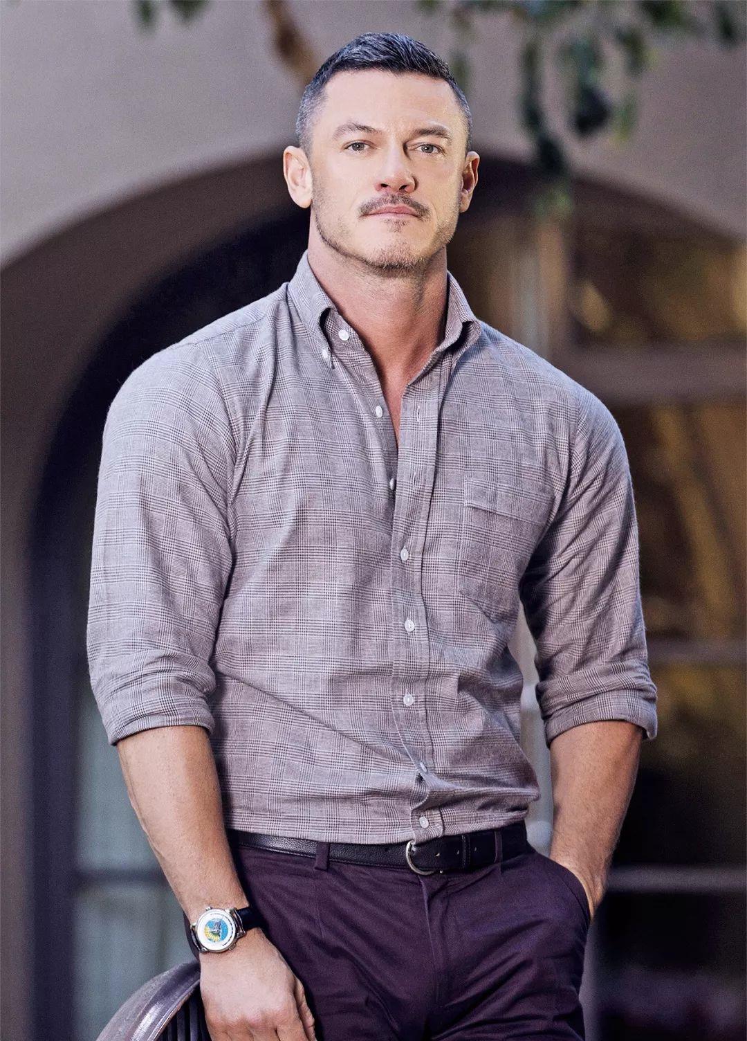 其实早在2002年,luke evans 就出柜了,他当时首次公开自己的同志身份.