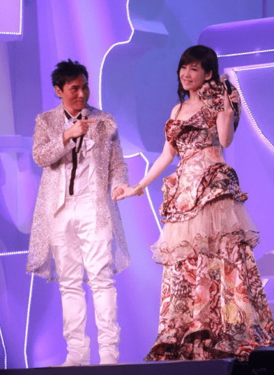 情未了周慧敏与黄凯芹再度同框黄凯芹眼神尽是温柔充满爱意