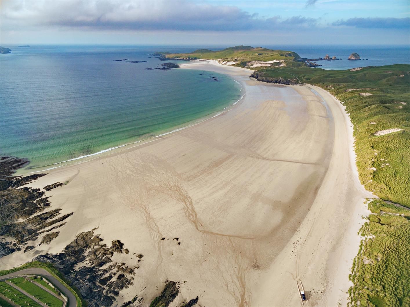 位于苏格兰高地杜内斯附近的巴尔纳凯尔海滩