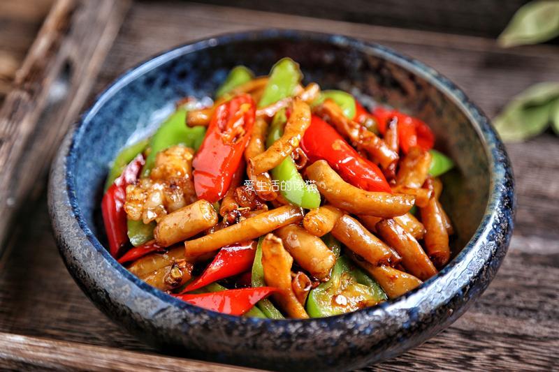 最近我又买到了羊肠,回来加点腌成酸味的尖椒爆炒,简直是太下饭了
