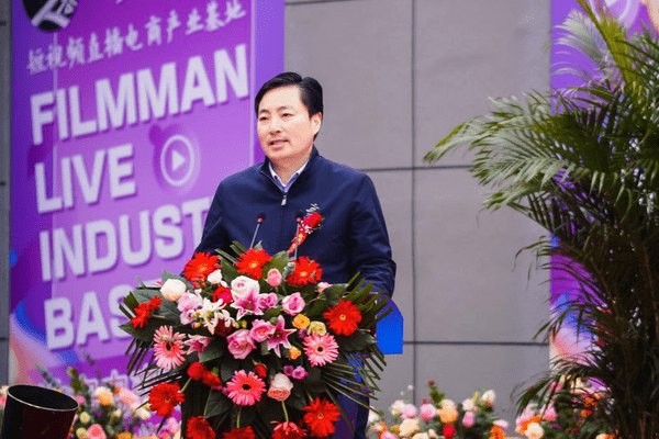 睢河街道党工委书记宋振伟介绍了基地建设情况,影人