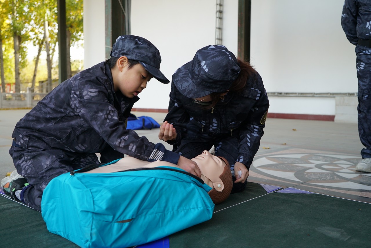 武警官兵赤膊抱冰训练上热搜家长直呼这才是孩子们的榜样