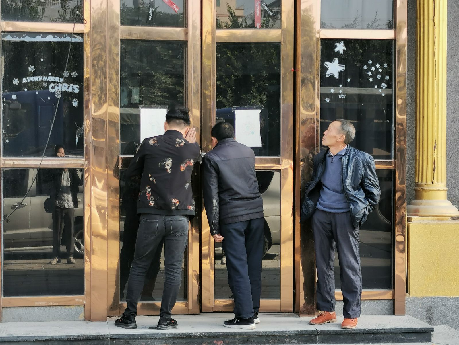 潮阳一酒吧突然关门停业员工被欠工资40多万元