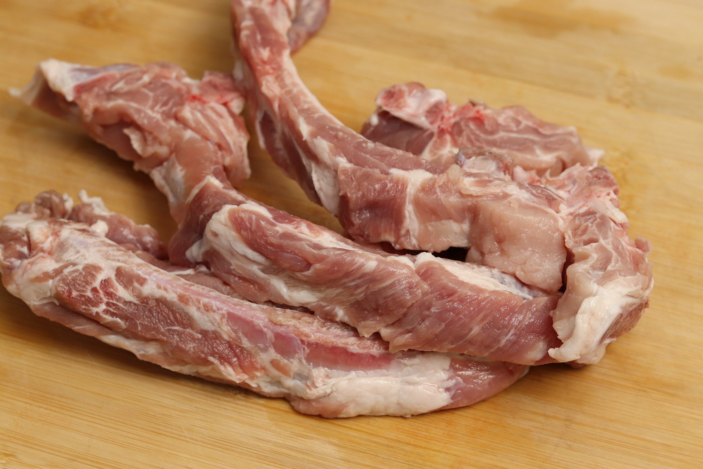 炖排骨时,记住"1泡2炒3焖",排骨软烂入味,酱香浓郁