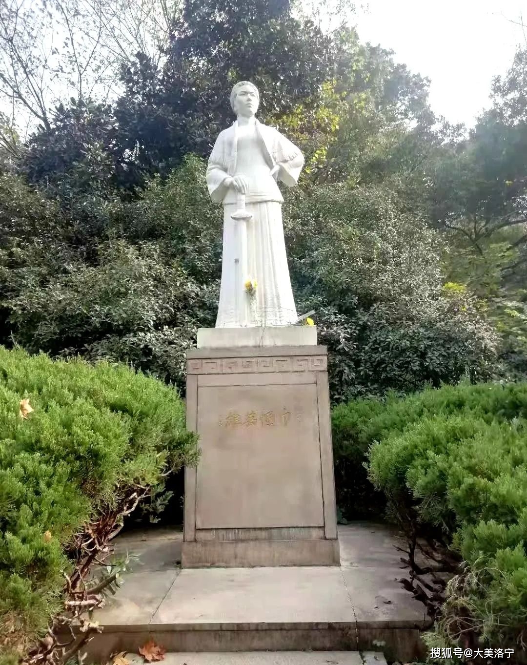 那一尊洁白的塑像是谁?啊,是秋瑾