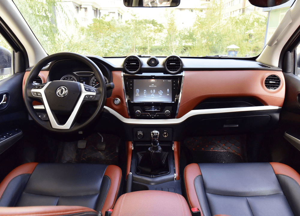 内饰部分,这辆帕拉索的中控台维持了和锐骐6皮卡一样的设计,这套内饰