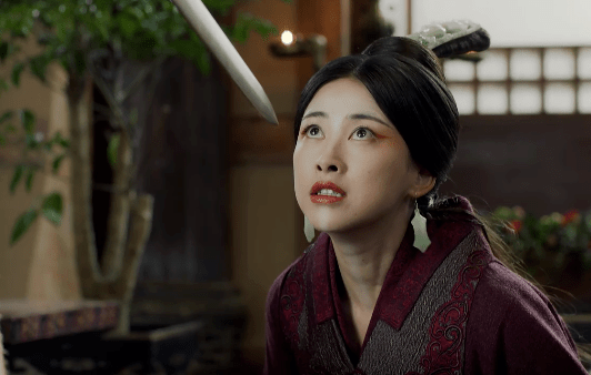 先是"嫪毐-赵后"的剧情支线产生狗血感情剧的意味.