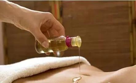 通常是在肚皮上涂抹一些"古方精油",然后按摩,声称可以起到保养卵巢