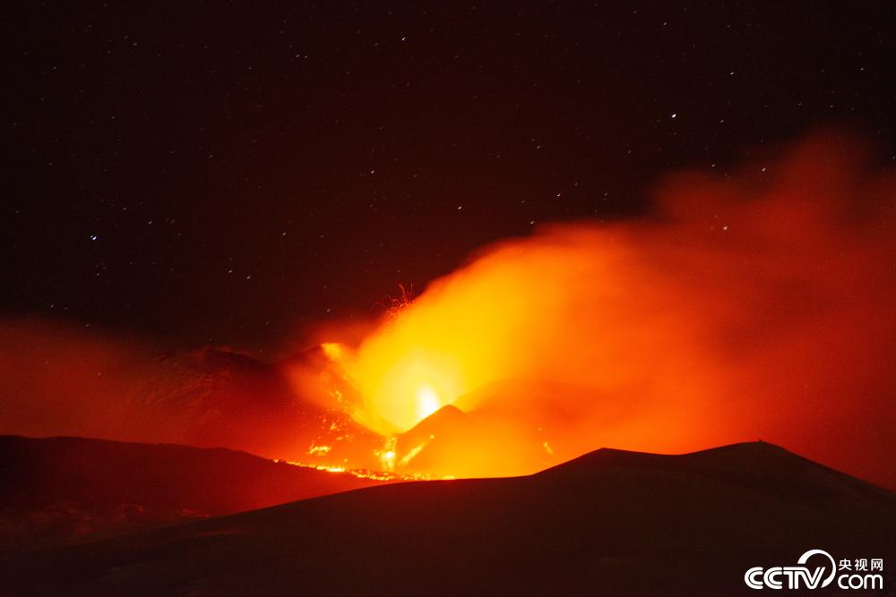 意大利埃特纳火山喷发 大量岩浆涌出