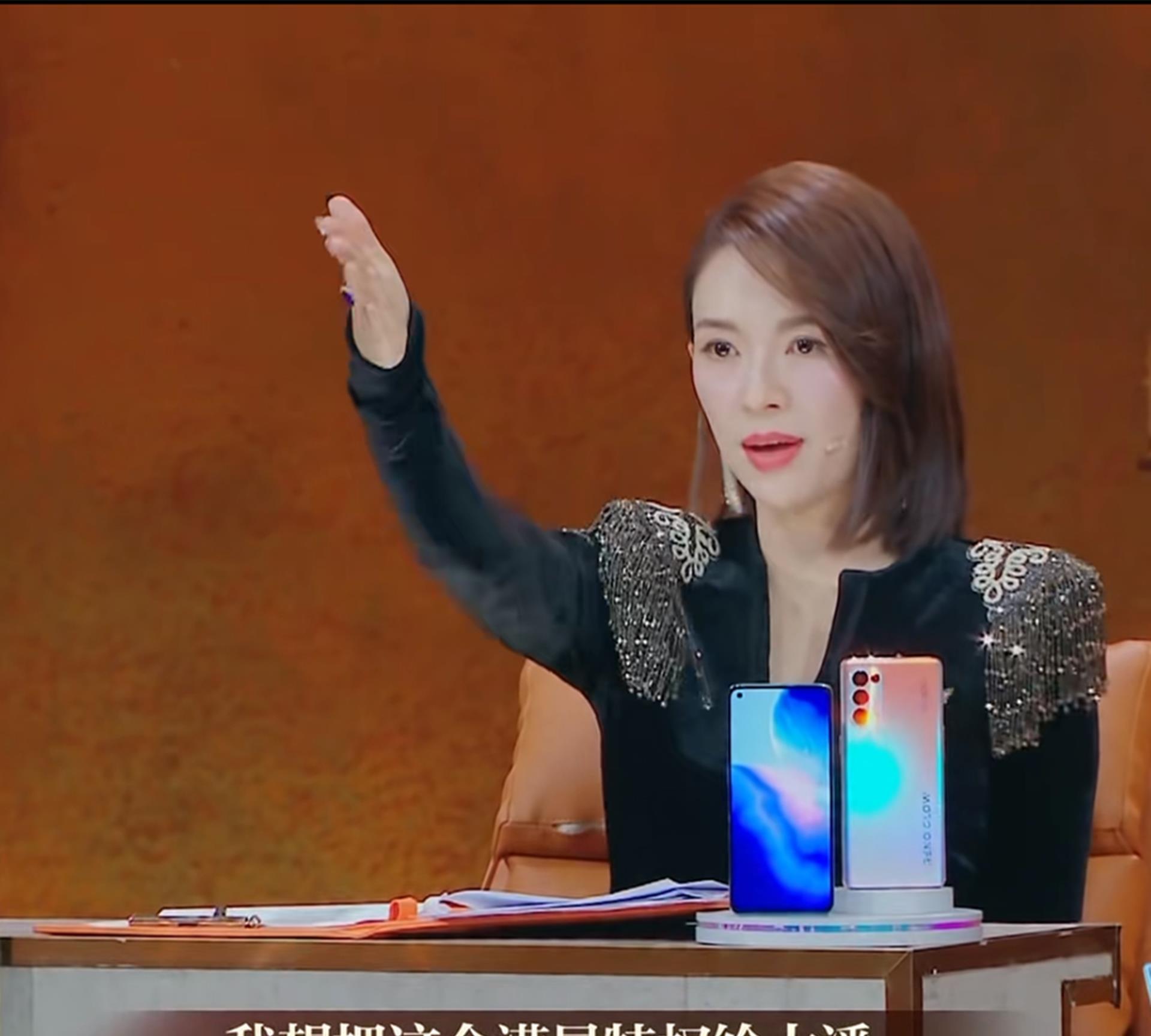 都是上过春晚喜剧演员,一个让章子怡使特权,一个被灭灯中断表演