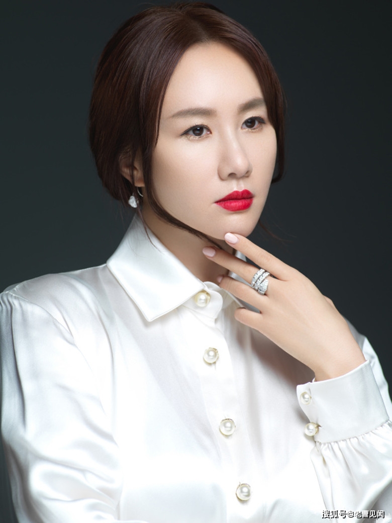 孟瑶前倾后翘好身材一览无余为和曾志伟合作大尺度斜躺台球桌