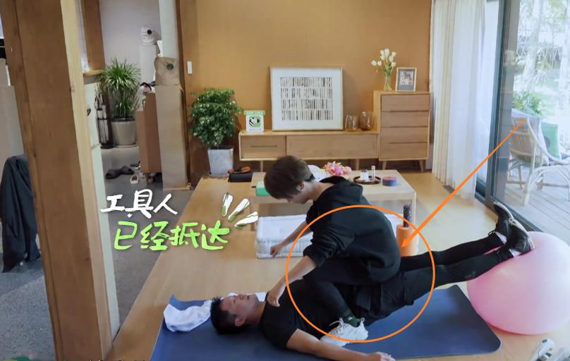 原创吴京一早起床健身叫谢楠坐他肚子上这坐下的位置确定没搞错