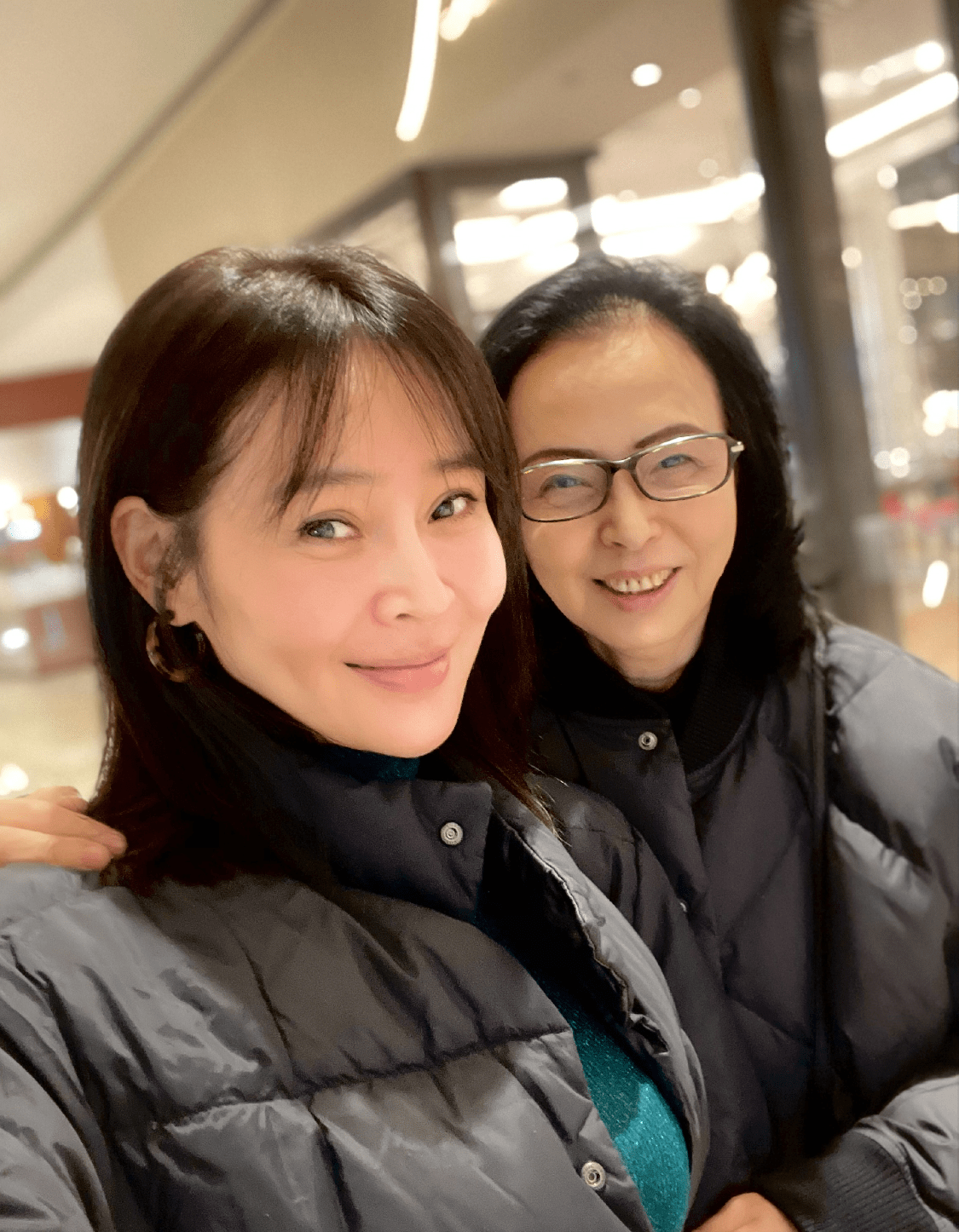 于明加晒母亲合影素颜气质大方眼窝深陷真实一点不装