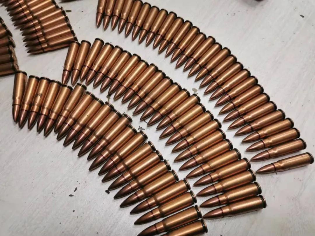 震惊银川七旬老人提着一箱东西走进派出所里面装着750发子弹