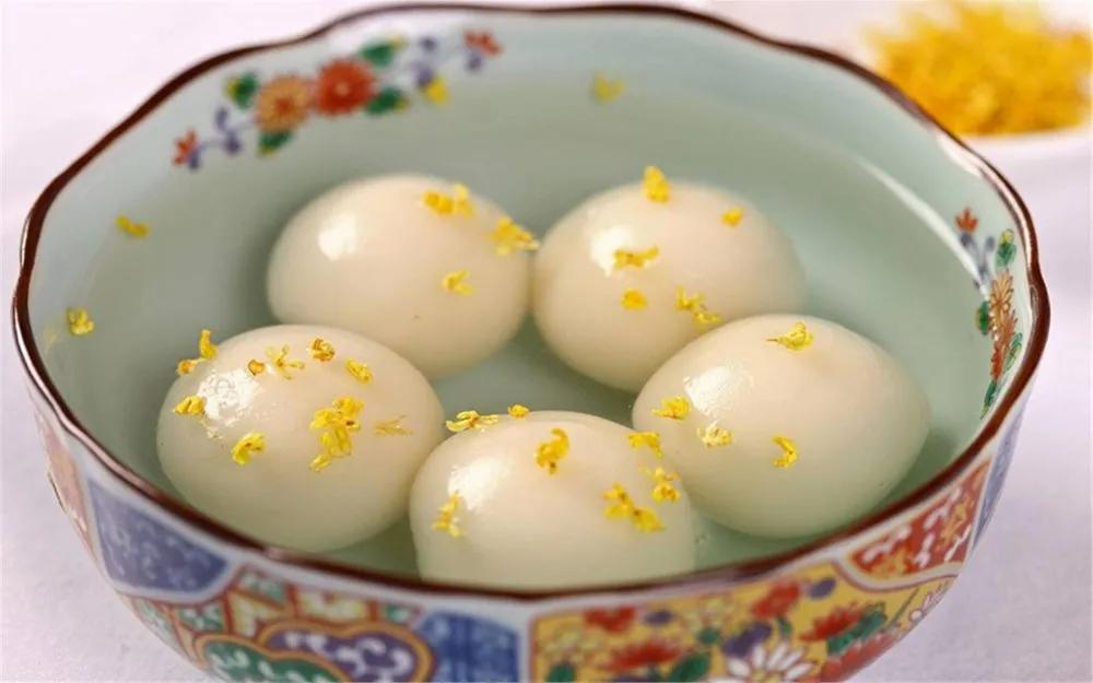 传说王允请人在普通的汤圆中加了生姜和辣椒.