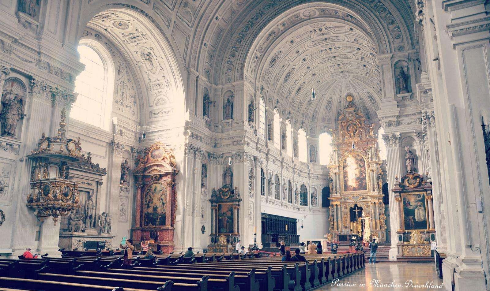 神圣罗马帝国时期,教堂建筑的内部装饰特点及其建造者