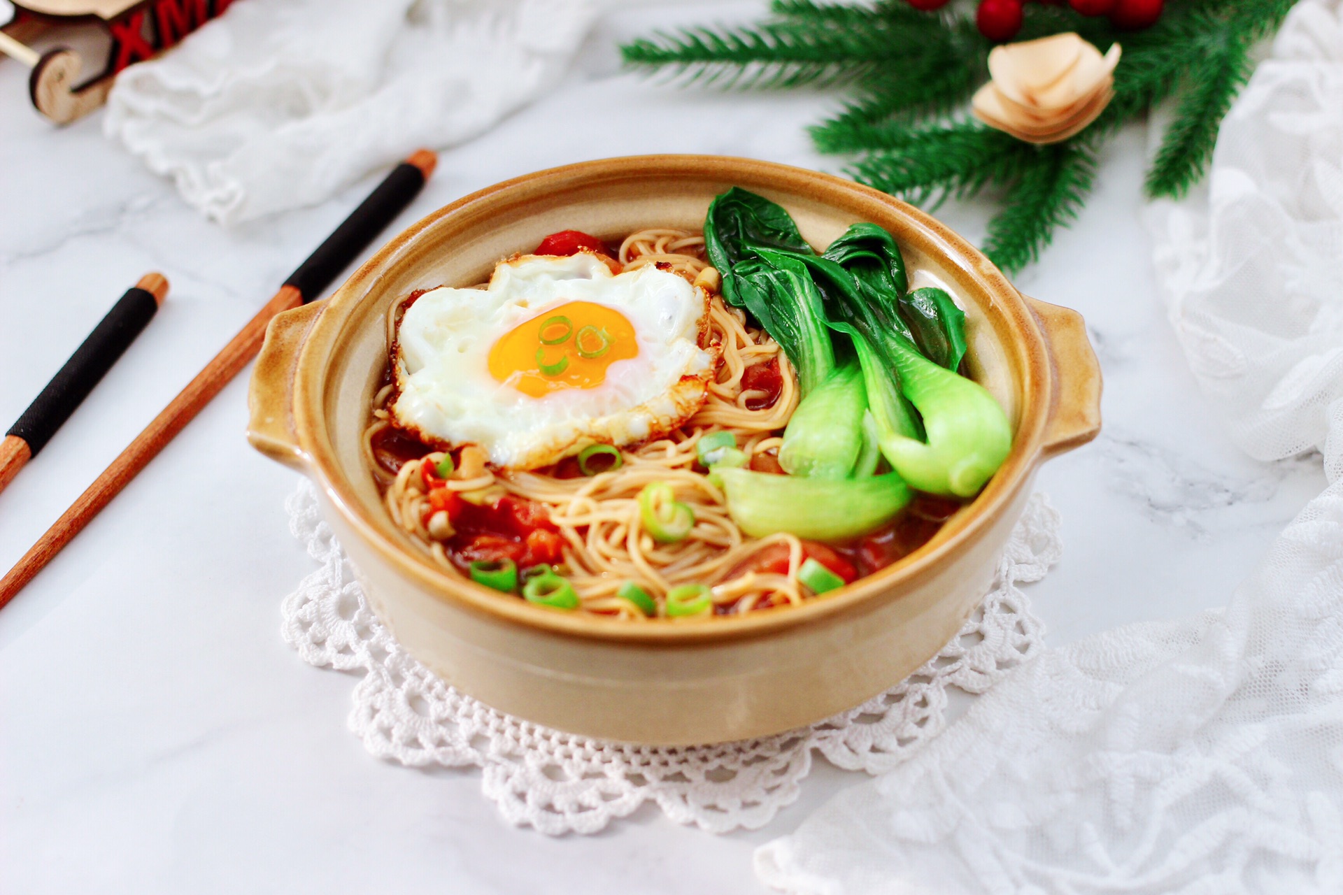 分分钟就能做好的营养早餐热乎乎香喷喷茄汁酸汤鸡蛋面真香