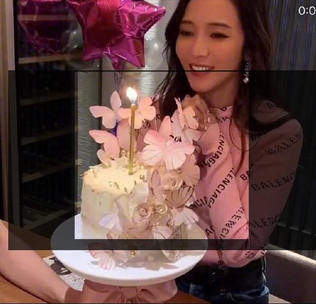 很符合侯佩岑的性格,蛋糕侧面还用一串粉色蝴蝶做装饰非常精美,在跟