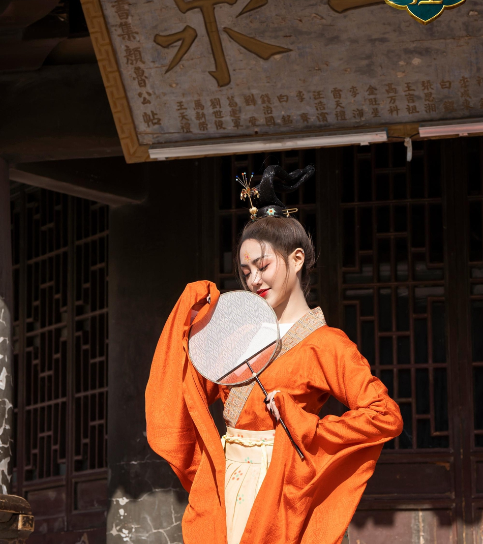 谢可寅贵族造型大气 还原南北朝女子服饰细节用心