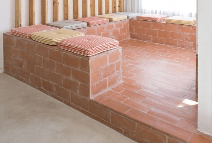 红砖砌一圈地台便成为客厅和它相比日式榻榻米真的不值一提