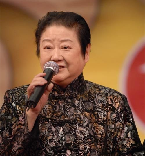 "疤叔"李传缨背景:和周杰,王琳是同学,姑姑是京剧大师李世济