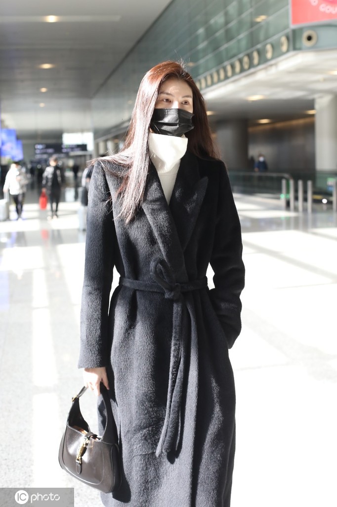 何穗上海虹桥机场出发 一身黑色大衣身形修长