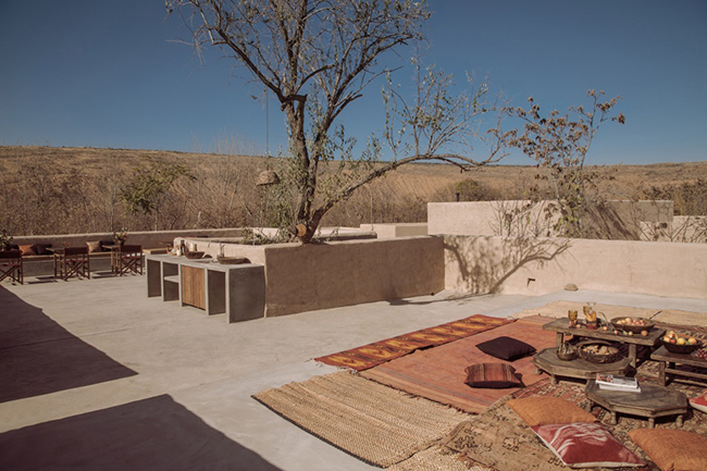 来建造房屋,其中一些夯土墙建筑经历了残酷的战争和几个世纪的洗礼,却