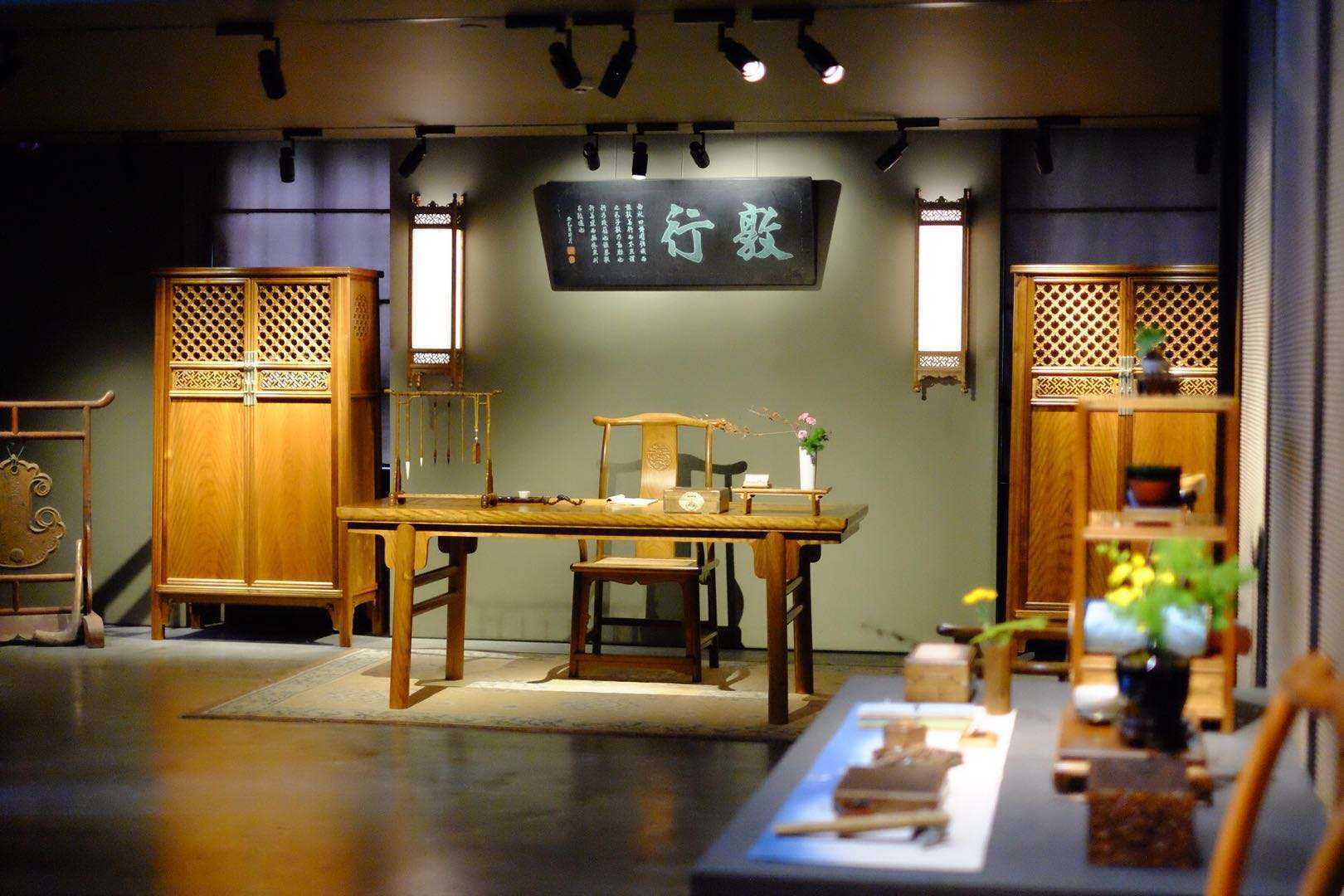 乘坐奔驰e260礼宾车驶入后海胡同,已是黄昏时分,刚上冻的水面反射着