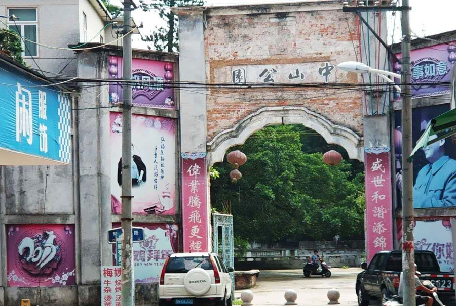 广东湛江廉江市最大的镇，人口超十万，和遂溪县接壤