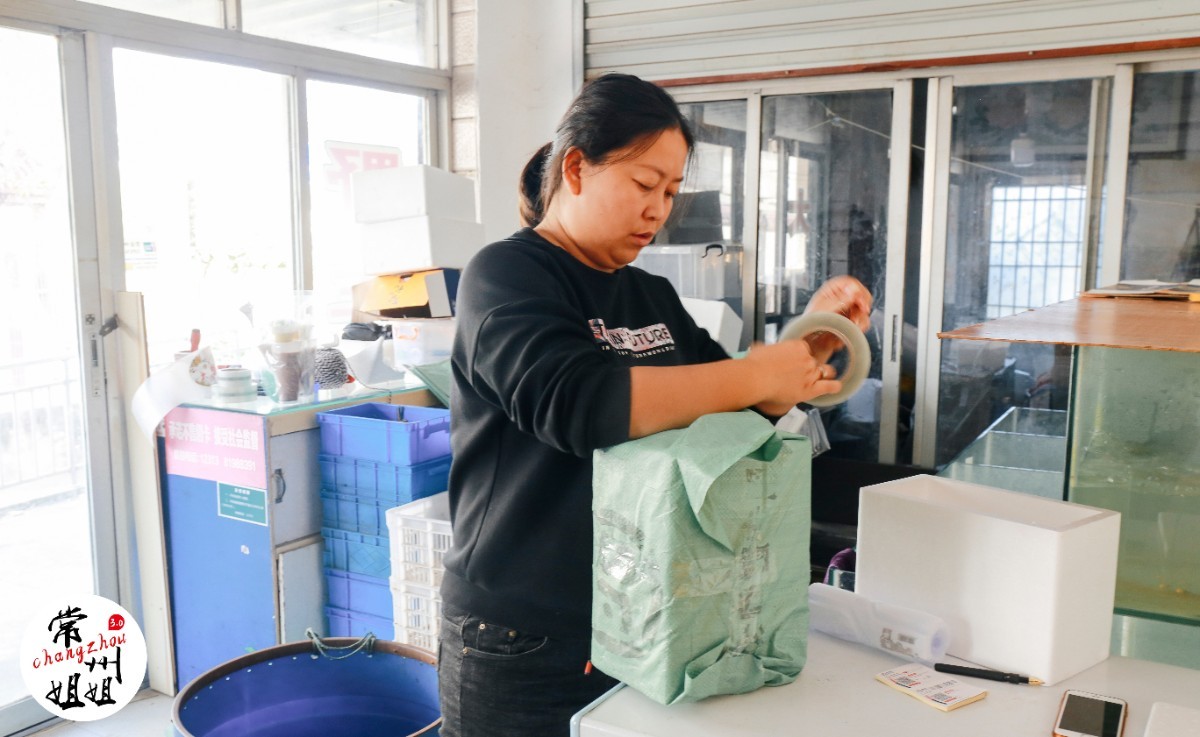 长荡湖这个蟹二代,是个创业十年的拼命三娘_施玲玲