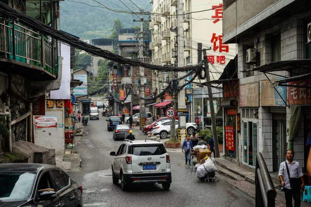 重庆为数不多的城中村之一：破旧巷子中的出租屋，许多重漂抢着去