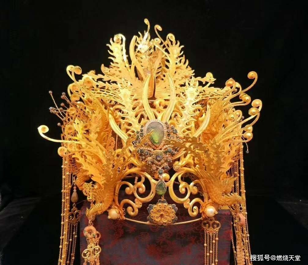 农村大妈头戴金冠参加鉴宝节目结果让她难以接受