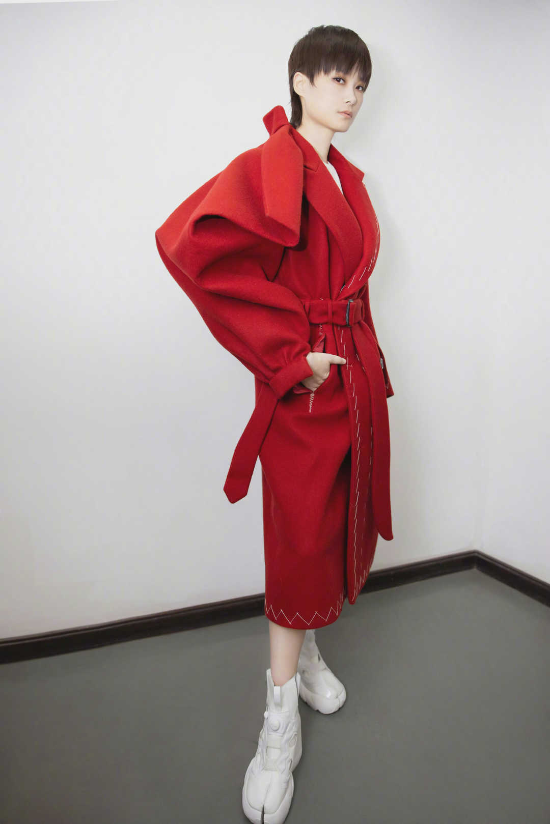 原创又被马苏美到了穿红色大衣保暖舒适配牛仔裤随性舒适真有魅力