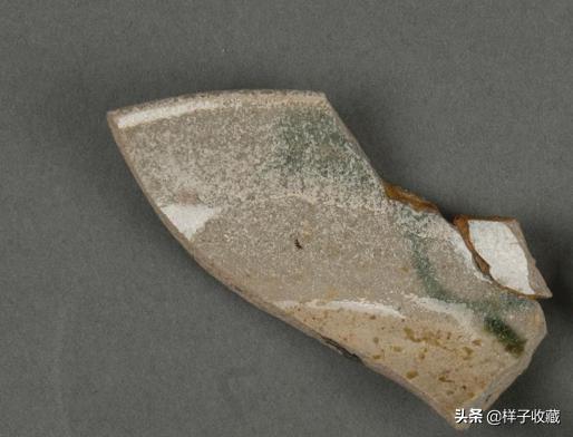 是北宋景德镇窑青花瓷片灰白,釉青灰,青花钴料,色泽灰淡,胎薄,看残片