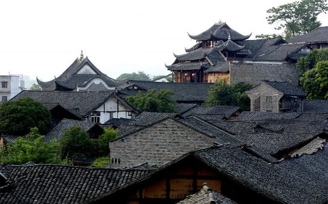 处在的处在川黔交界上的古镇，被誉为“川南古民居的活化石”