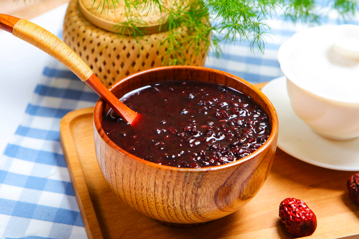 【黑米粥】黑米是一种药,食兼用的大米,而且还有"黑珍珠" 和"世界米中