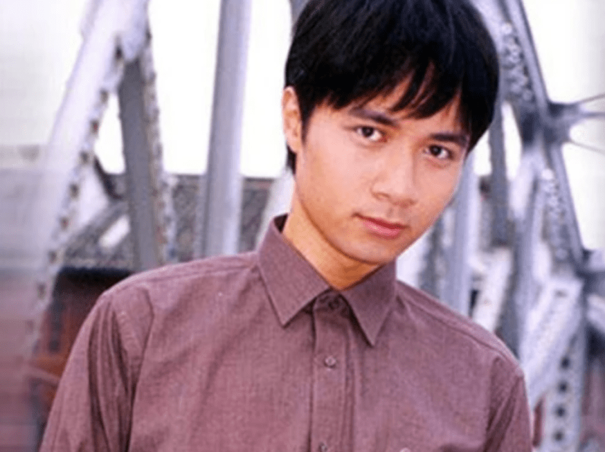 2——古巨基饰演的何书桓《情深深雨蒙蒙》中的何书桓,是陆依萍的男