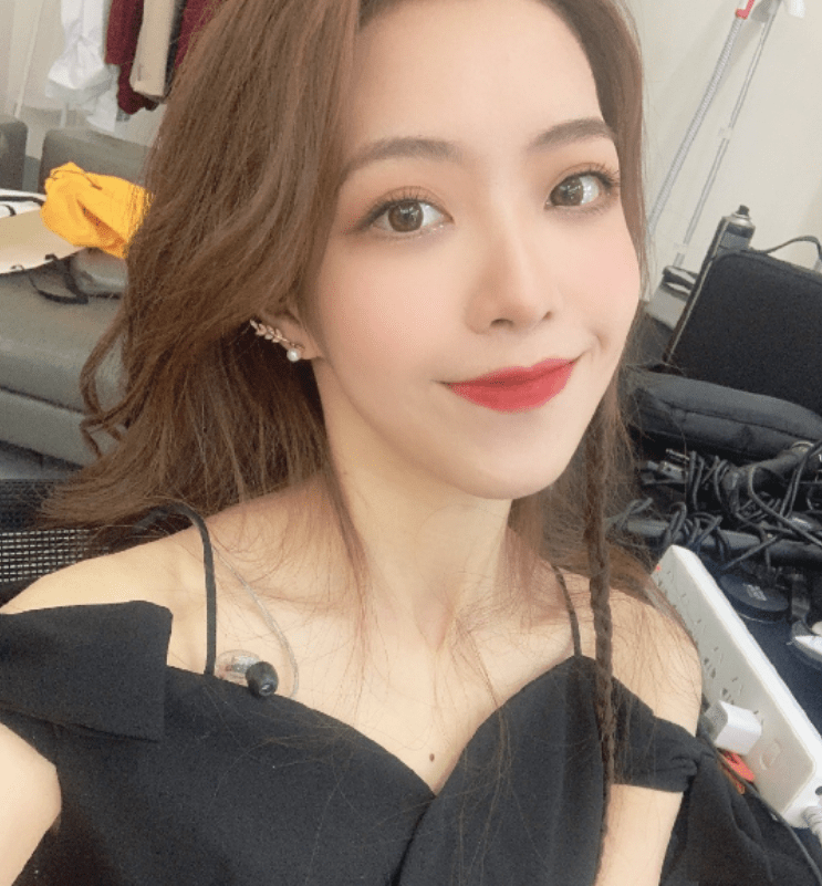 力压小钰余霜rita在解说席上,周淑怡已经渐渐远离lpl,现在lpl的女主持