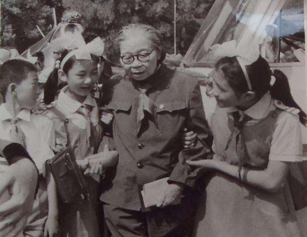 上将甘泗淇:娶了新中国第一位女将军,两人没有子女但有很多孩子